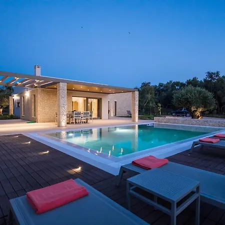 Ianira Villa *